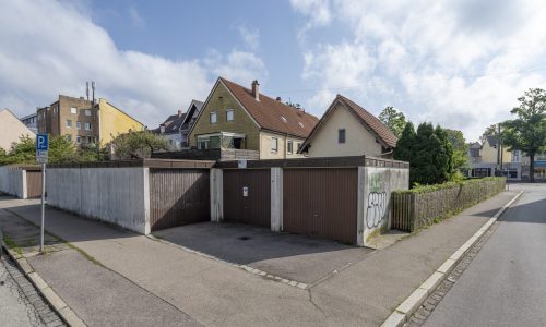 Außenansicht mit Garagenhof